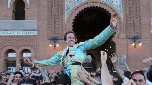 Román Collado sale por la puerta grande de Madrid tras cortar dos orejas a Gallarete, de Victorino Martín