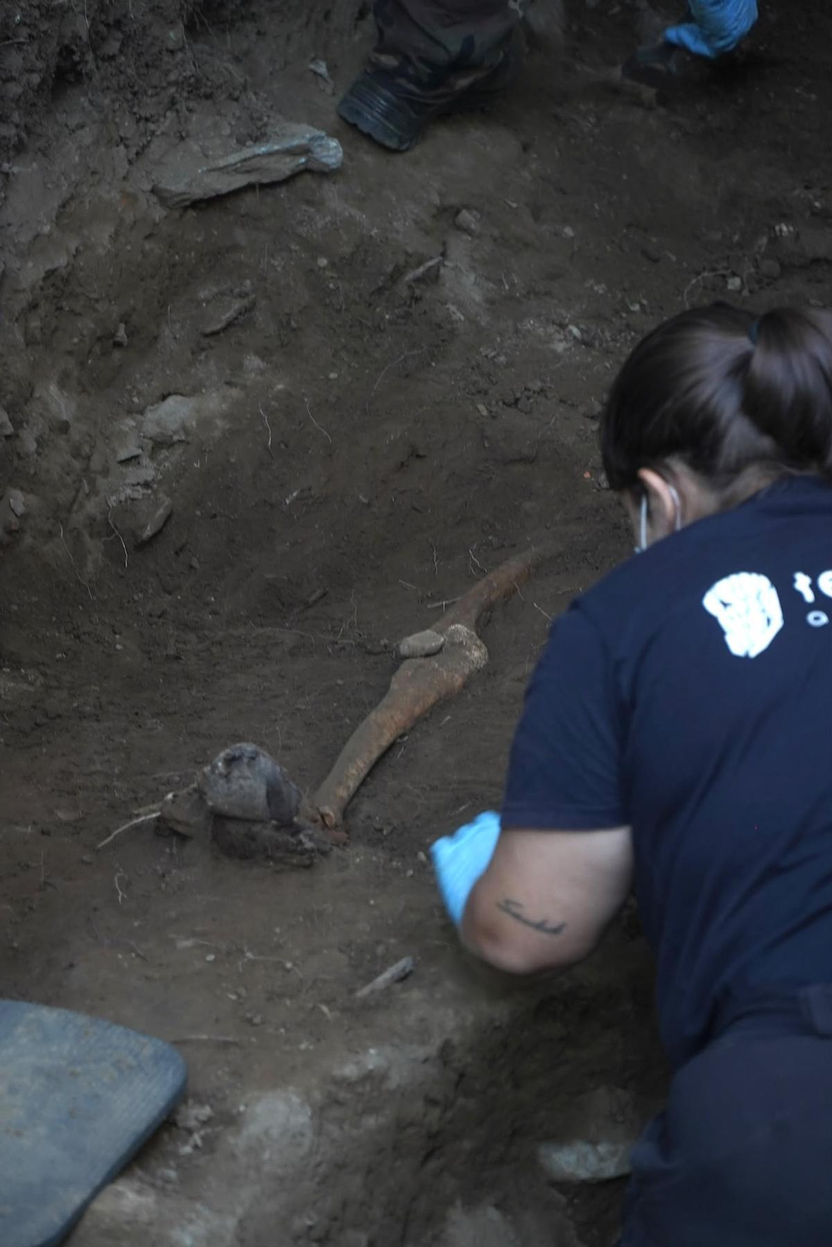 Presentación de los resultados de los trabajos de búsqueda de víctimas del franquismo en el cementerio de Beira, en Carral