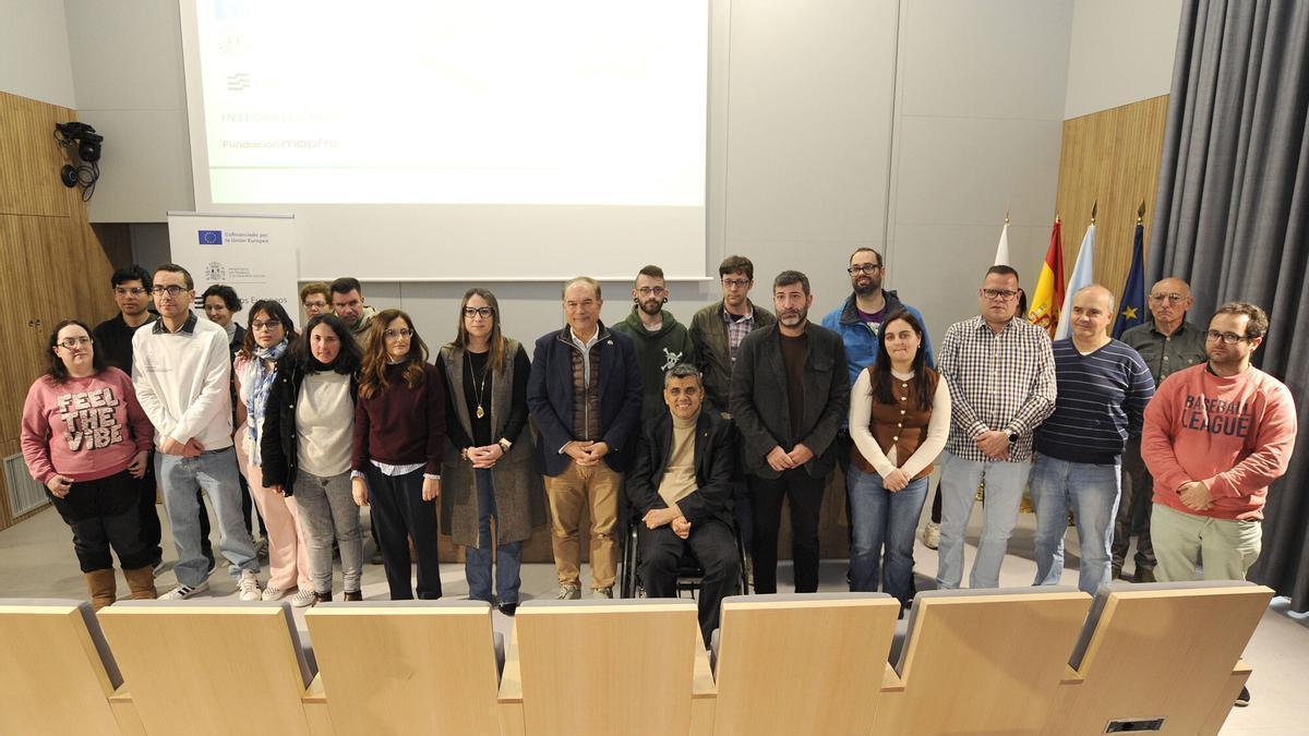 Autoridades y participantes en la yincana digital de Lalín.