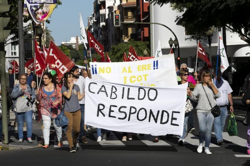 27.12.18. Las Palmas de Gran Canaria. Trabajadores del centro sociosanitario El Pino protestan al Cabildo. Foto Quique Curbelo  | 27/12/2018 | Fotógrafo: Quique Curbelo