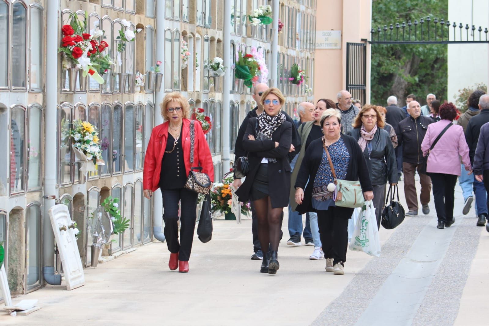 El cementiri de Manresa, ple com poques vegades per recordar els difunts per Tots Sants