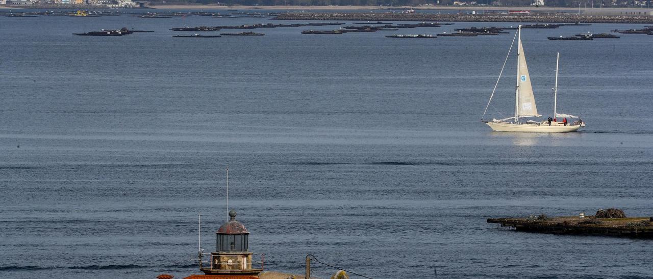 &quot;La Peregrina&quot; supera el Faro de Punta Cabalo para aproar hacia mar abierto en el día de ayer.