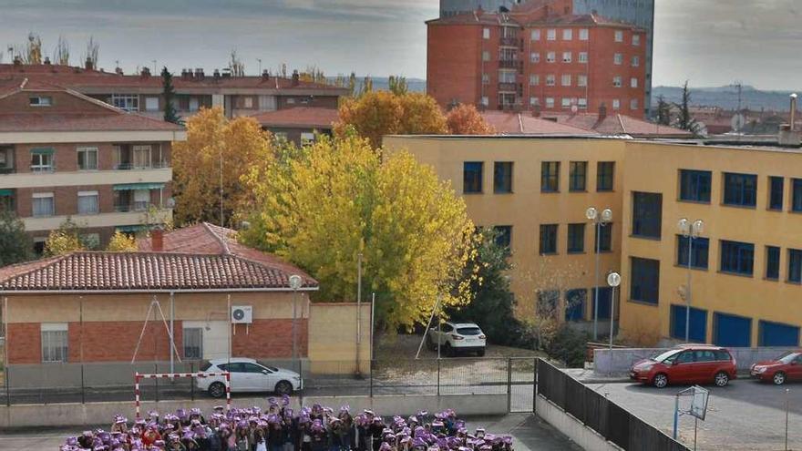 El gran lazo humano que formaron los alumnos del IES María de Molina en el patio del instituto.