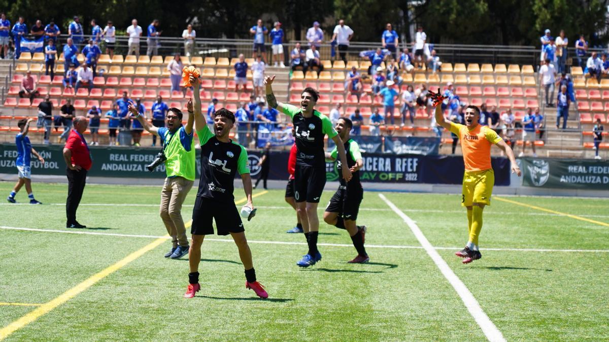 Los jugadores del Ciudad de Lucena celebran la victoria ante el Xerez CD en la primera eliminatoria.