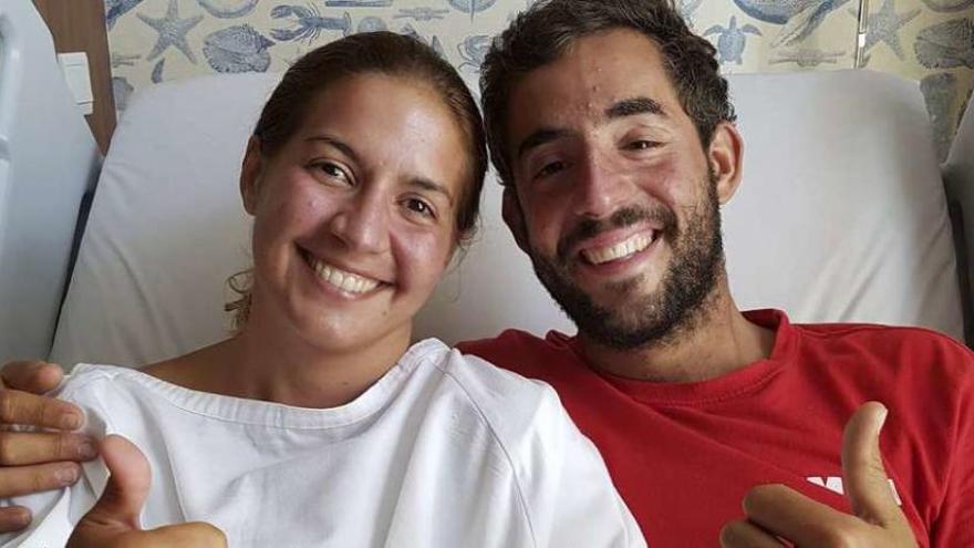 Marta Miguel y David Hernández sonríen en el hospital tras once días desaparecidos. //Efe