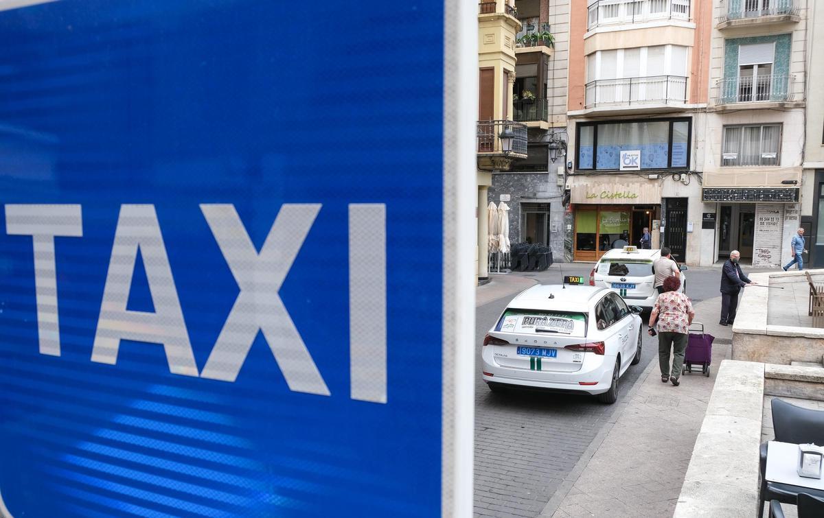 Una parada de taxi en el centro de Elcher
