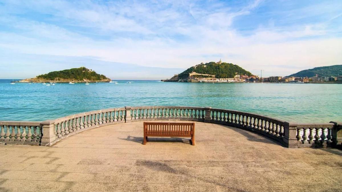 Conecta palacios reales con jardines que miran al mar y a orillas del Cantábrico: entramos en el paseo marítimo más elegante de España, una joya de la Belle Époque