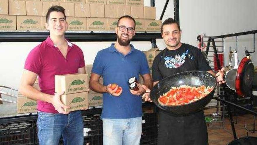 Alejandro Arranz, Joan Abrines y Llorenç Pons han empezado a comercializar su producto este verano y no volverán a producir más ketchup hasta que las tomateras mallorquinas vuelvan a sembrarse y a dar fruto.