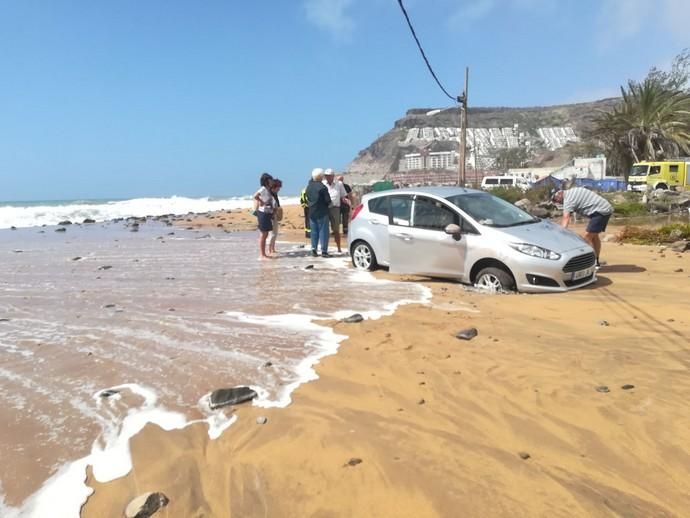 Unos turistas entran con el coche a la playa de Taurito y se queda enterrado en la arena