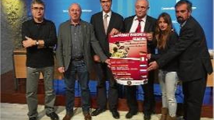 Les autoritats amb el cartell del campionat d&#039;Europa de futsal.