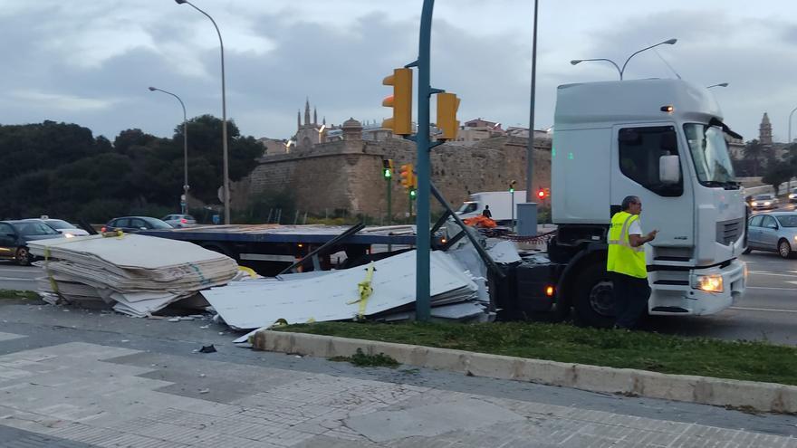Un camión pierde la carga junto a un semáforo del Paseo Marítimo de Palma