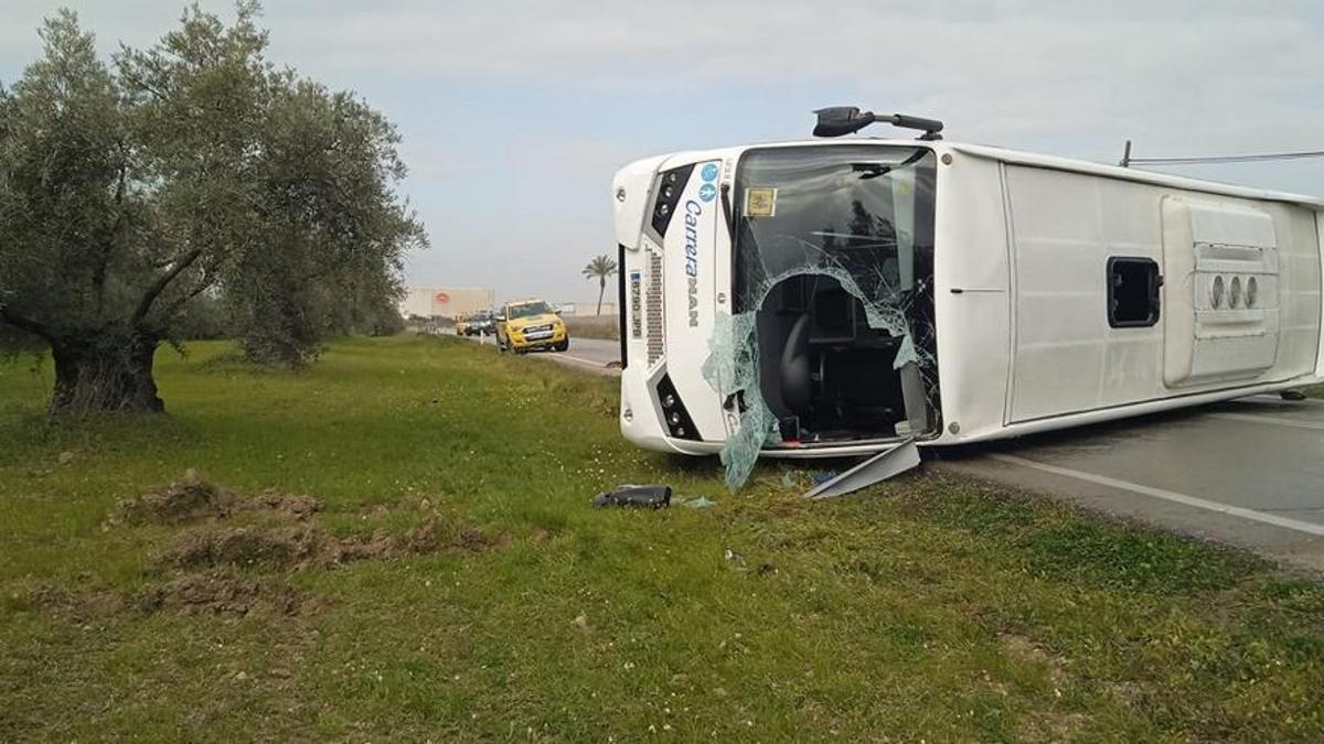 Así ha quedado el autobús escolar.