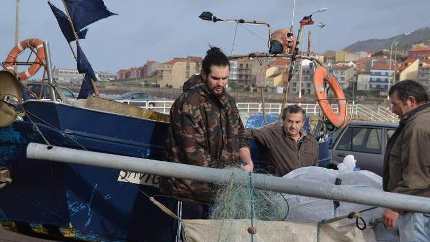 Pescadores arreglan redes en el puerto de A Guarda. // E.G.