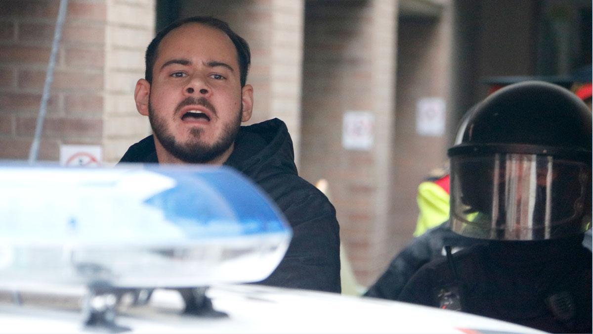 Los Mossos se llevan a Pablo Hasel detenido.