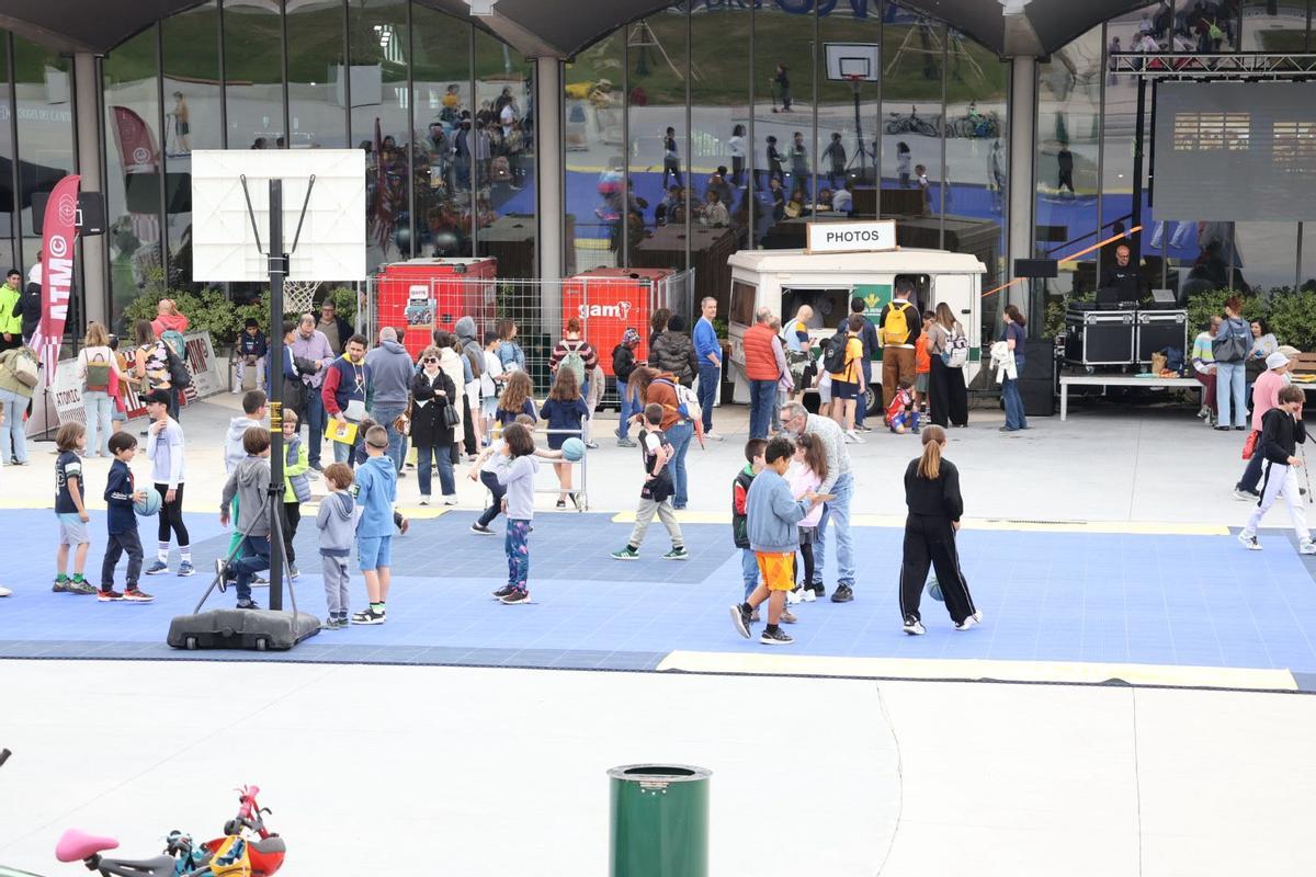 El Alimerka Oviedo Baloncesto vence a la lluvia: éxito de la fan zone en la previa del partido ante el Caja Rural Zamora El Alimerka Oviedo Baloncesto vence a la lluvia: éxito de la fan zone en la previa del partido ante el Caja Rural Zamora