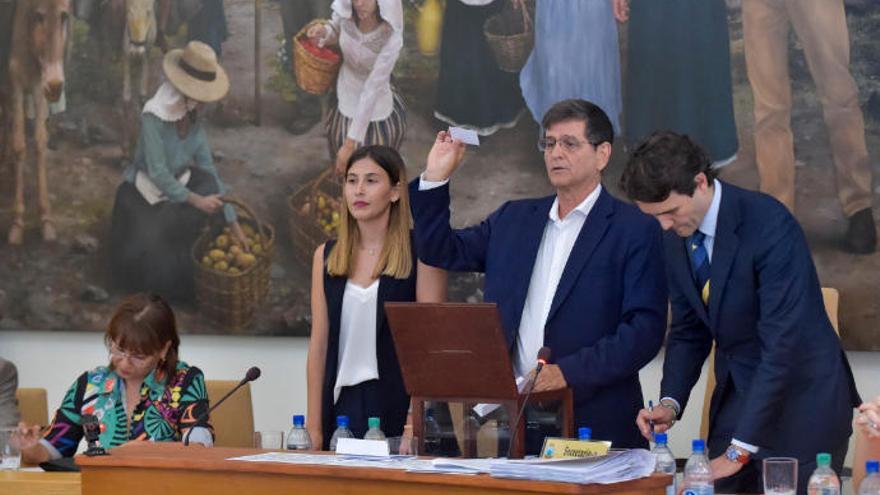 Santiago Rodríguez, nuevo alcalde de Santa Lucía, muestra uno de los votos que le otorgó la victoria sobre Dunia González, sentada a la izquierda de la imagen.