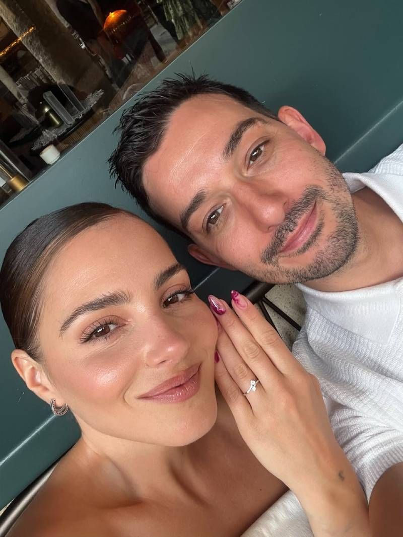 Andrea Duro junto al anillo y su prometido, con quien pasará por el altar próximamente