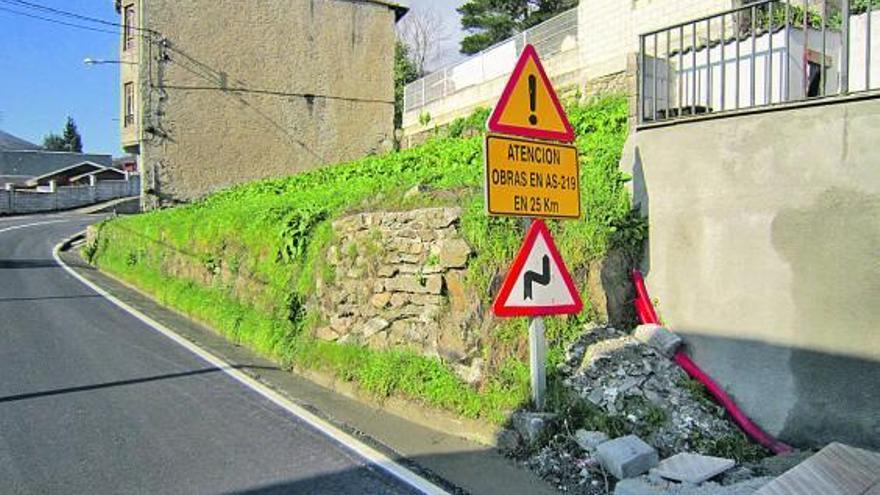 La carretera de Bárcena en su entrada en Pola de Allande.