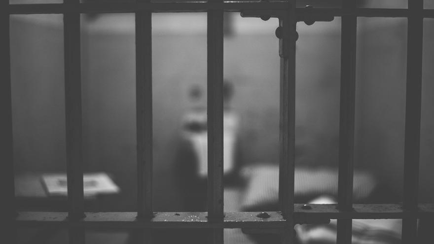Un preso propina un puñetazo en la cárcel al hombre que torturó y asesinó a su novia