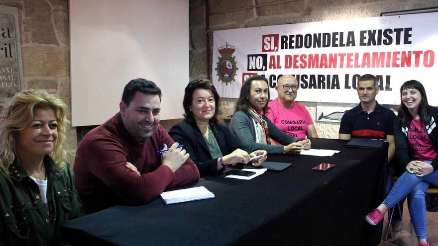 María Ramallo (centro) esta mañana con miembros del PP y de la plataforma vecinal en Redondela. / FdV