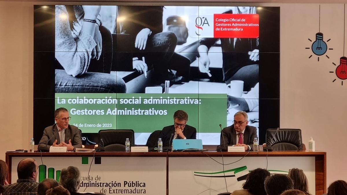 Ramón Ledesma Muñiz defiende la ponencia «La colaboración social Administrativa en España».