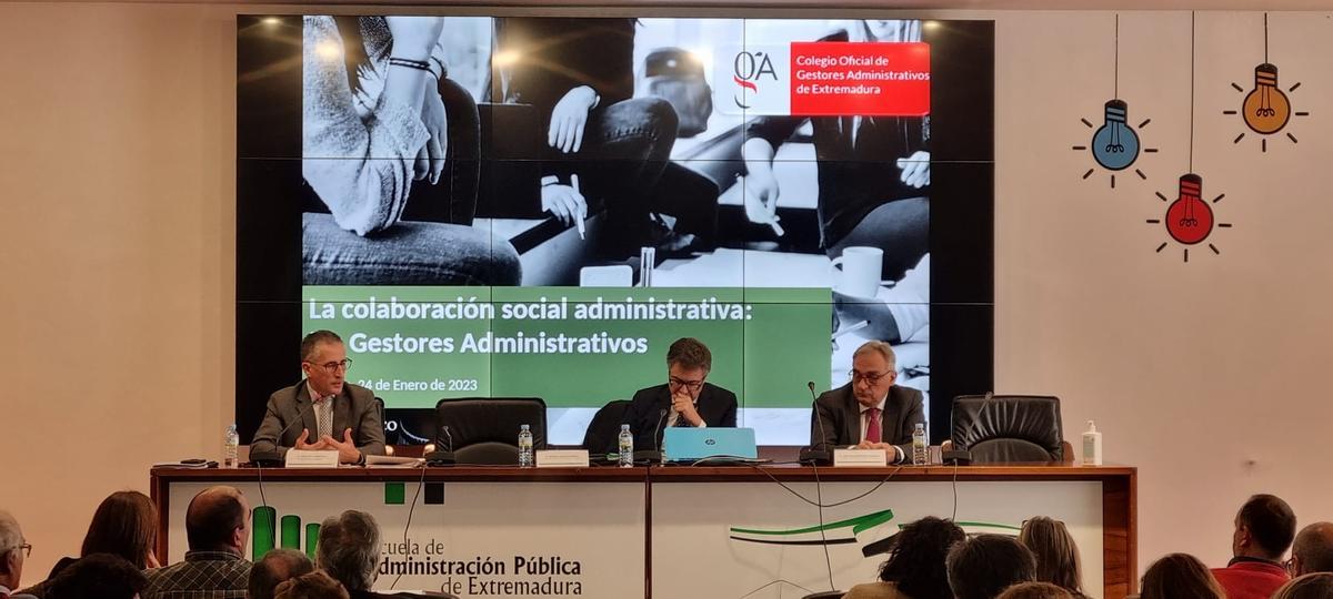 Ramón Ledesma Muñiz defiende la ponencia «La colaboración social Administrativa en España».