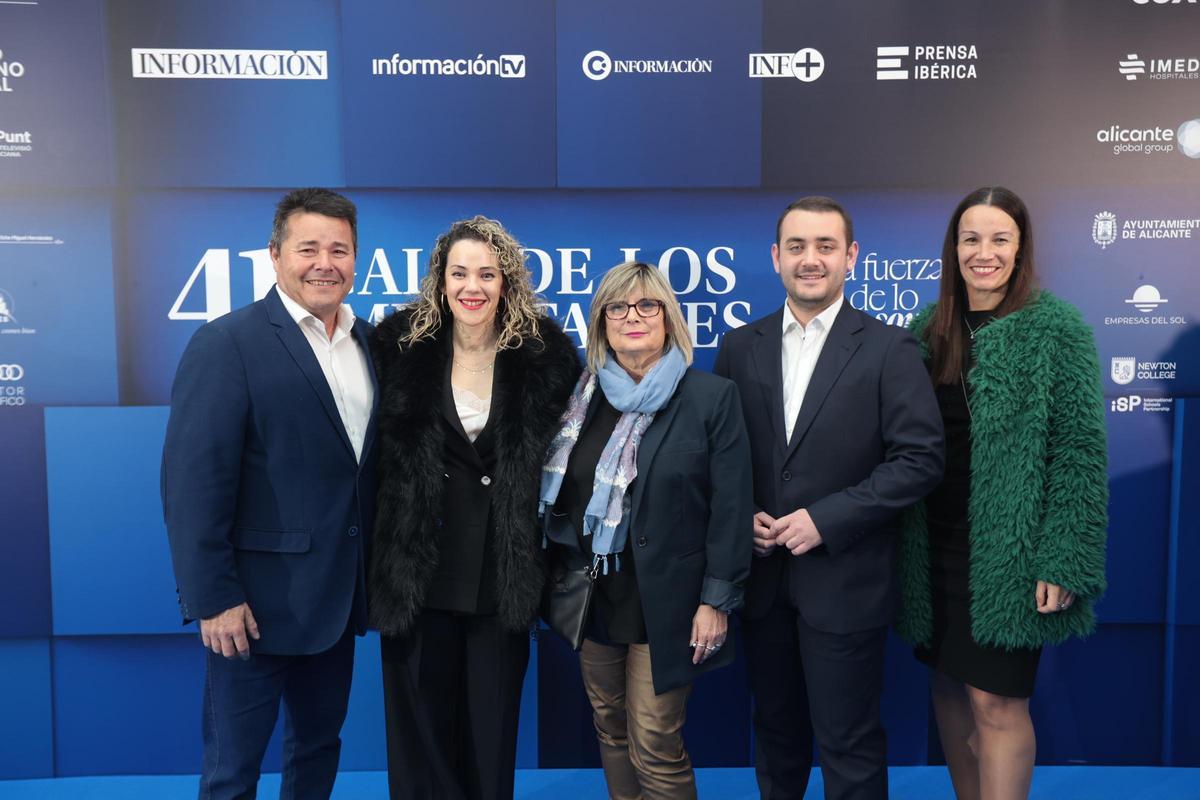 Trinidad Gómez, la segunda por la izquierda, junto a la alcaldesa de Santa Pola, Loreto Serrano, en los Premios Importantes de INFORMACIÓN.