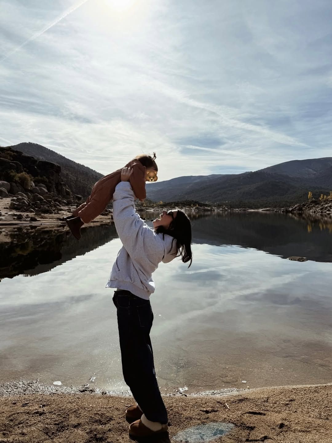 Dulceida con botas australianas