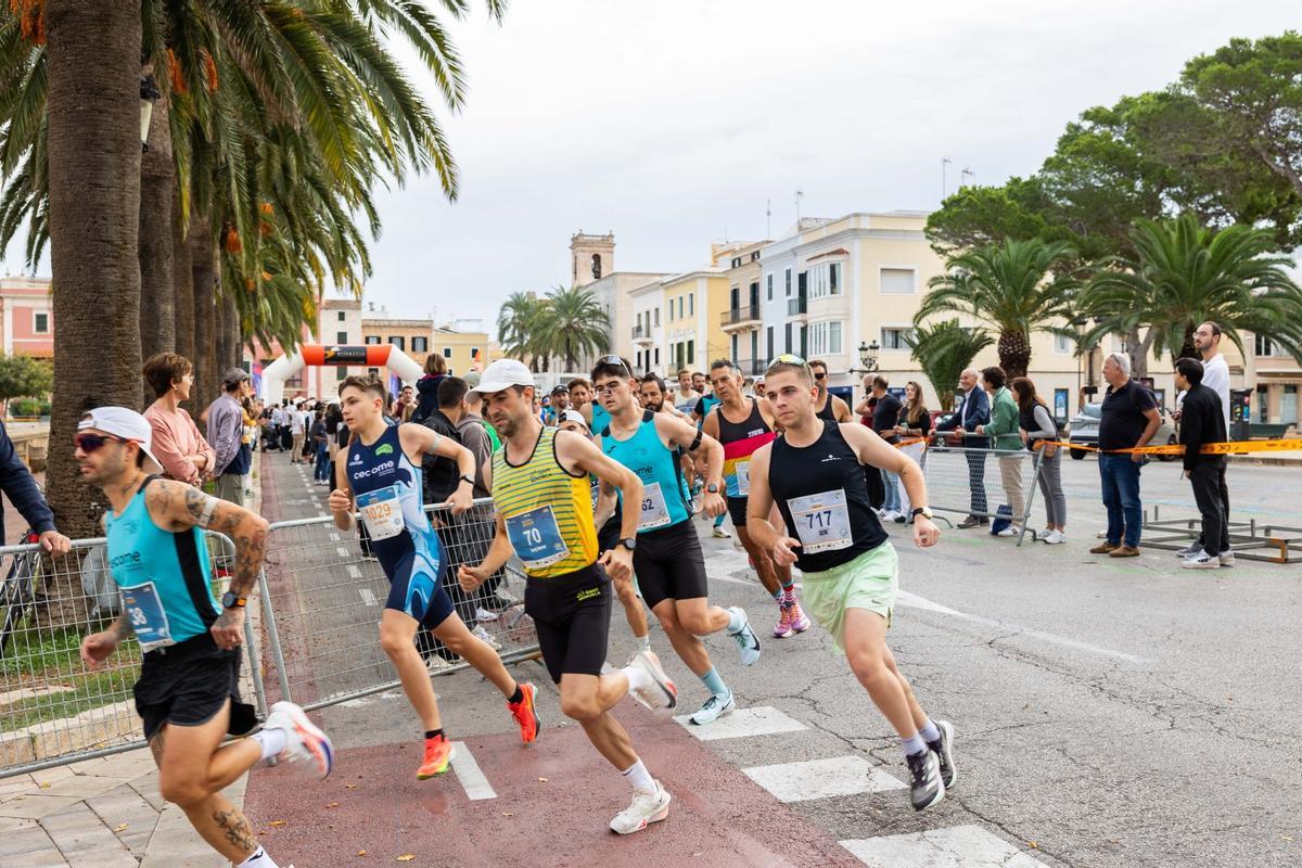 Los corredores de la Mitja Marató de Menorca toman la primera curva tras la salida