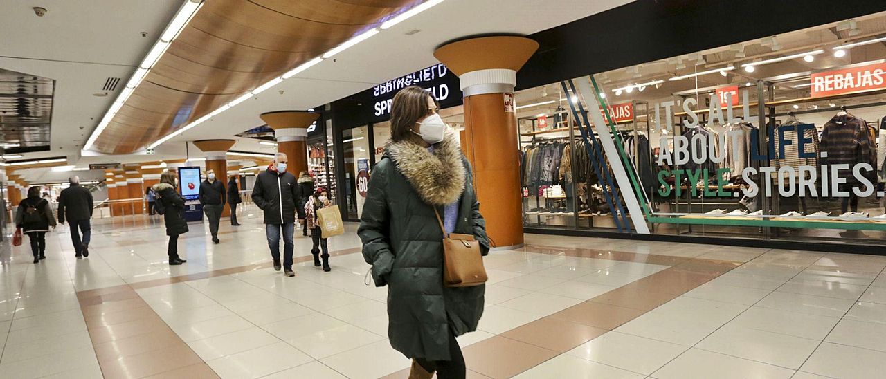 Los centros comerciales tuvieron más animación que las tiendas de calle en el domingo de rebajas.  | LEVANTE-EMV