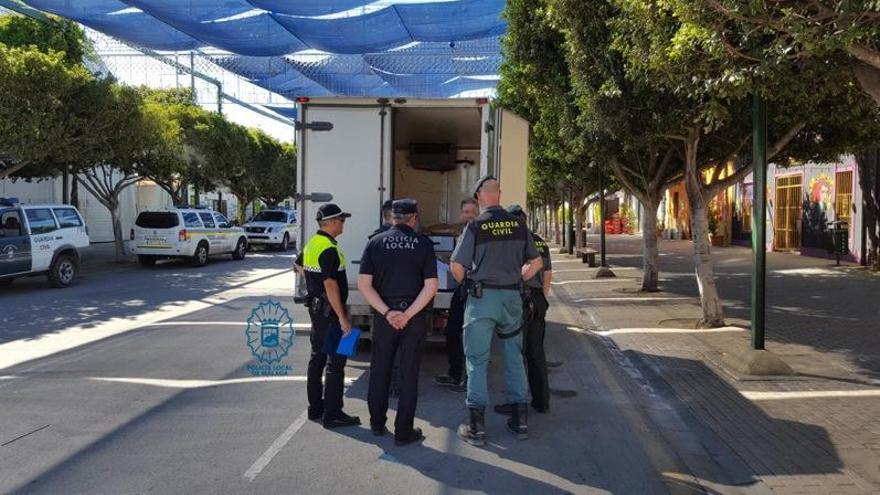 Policías locales y guardias civiles colaboraron en el control de los alimentos en el Recinto Ferial.