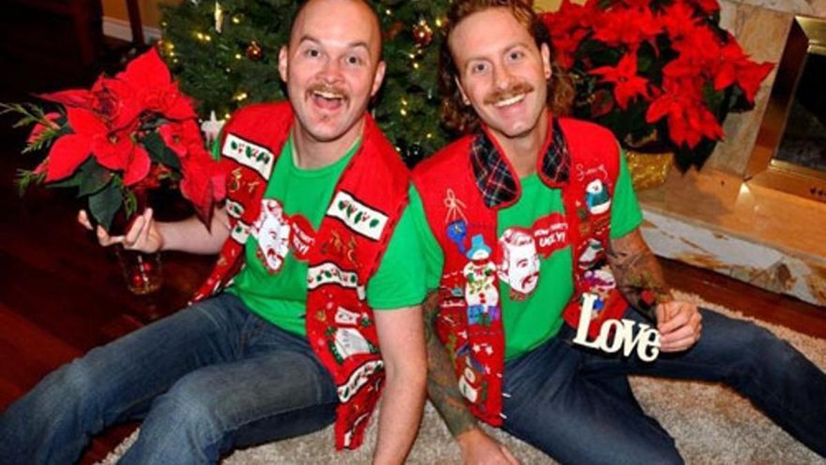 Chris Boyd, a la izquierda, y Jordan Birch, los impulsores de la primera fiesta de jerséis navideños feos, en Vancouver (Canadá), en 2002