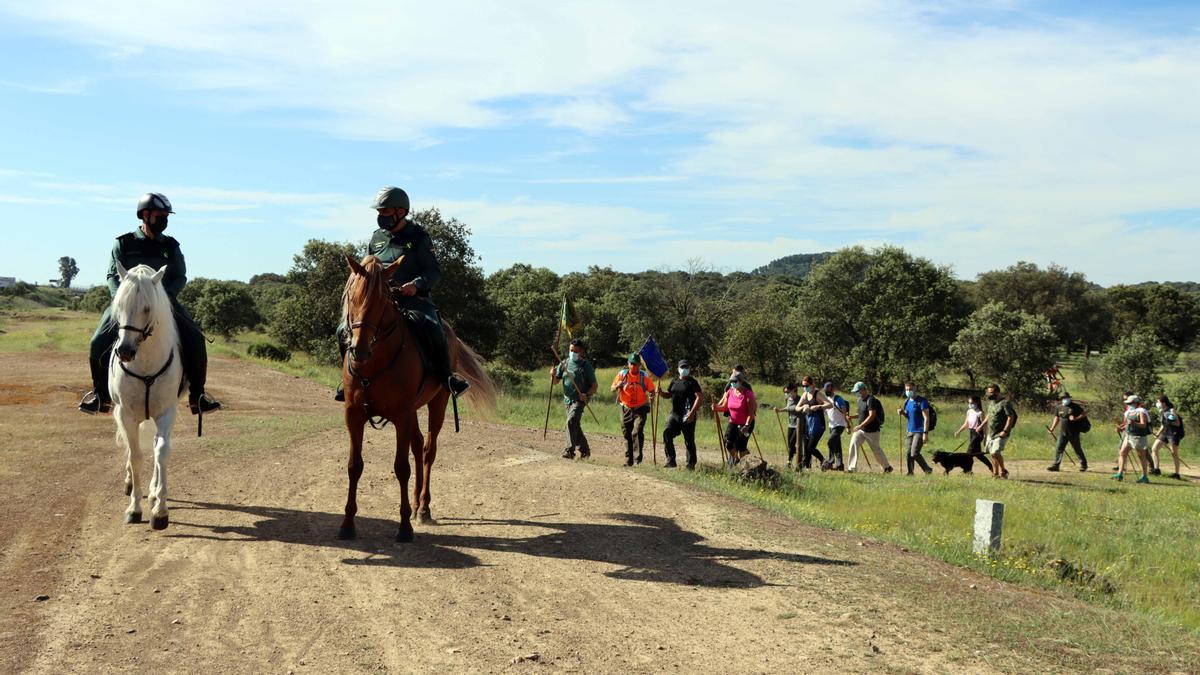 Guardia Civil y un grupo de personas recorren el Camino Mozárabe.