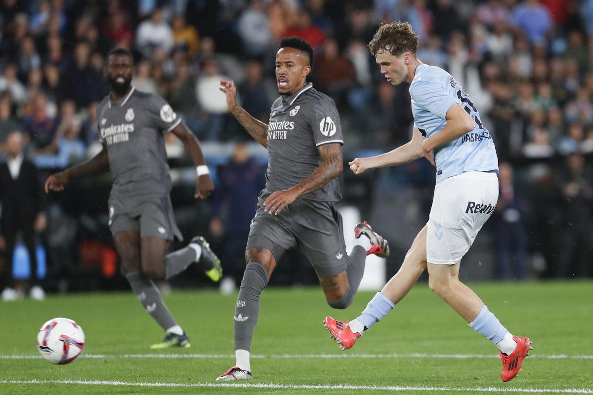 VIGO (PONEVEDRA), 19/10/2024.- El delantero del Celta Williot Swedberg dispara en el partido entre el Celta y el Real Madrid en Balaídos