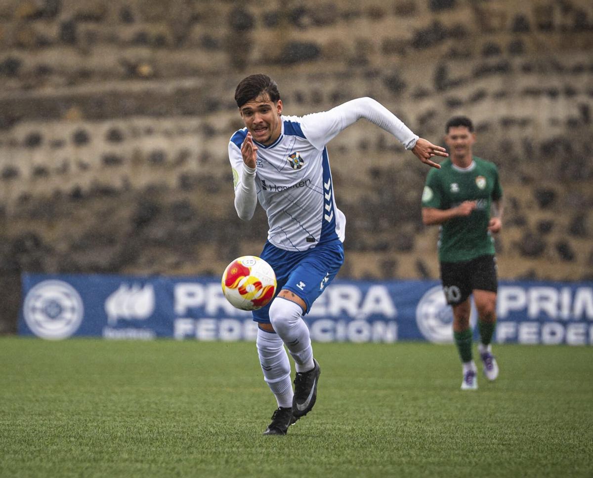 Nehuen, futbolista del Tenerife C, en la Ciudad Deportiva Javier Pérez.