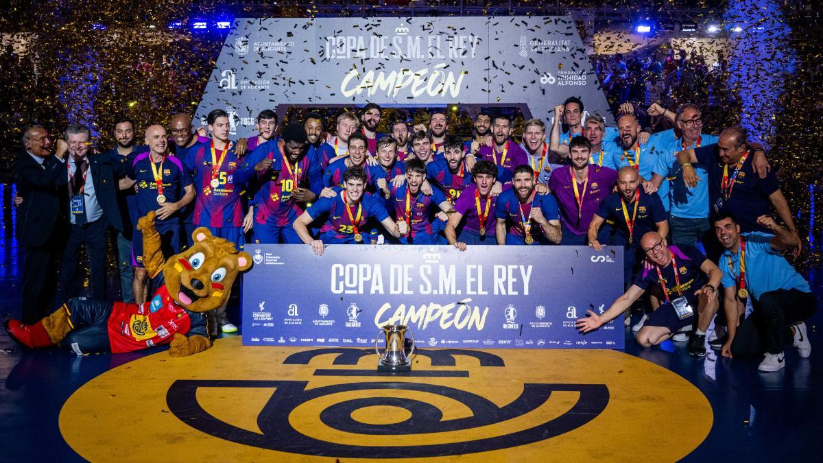 El Barça celebró su 13ª Copa del Rey seguida, con el presidente Rafa Yuste a la izquierda