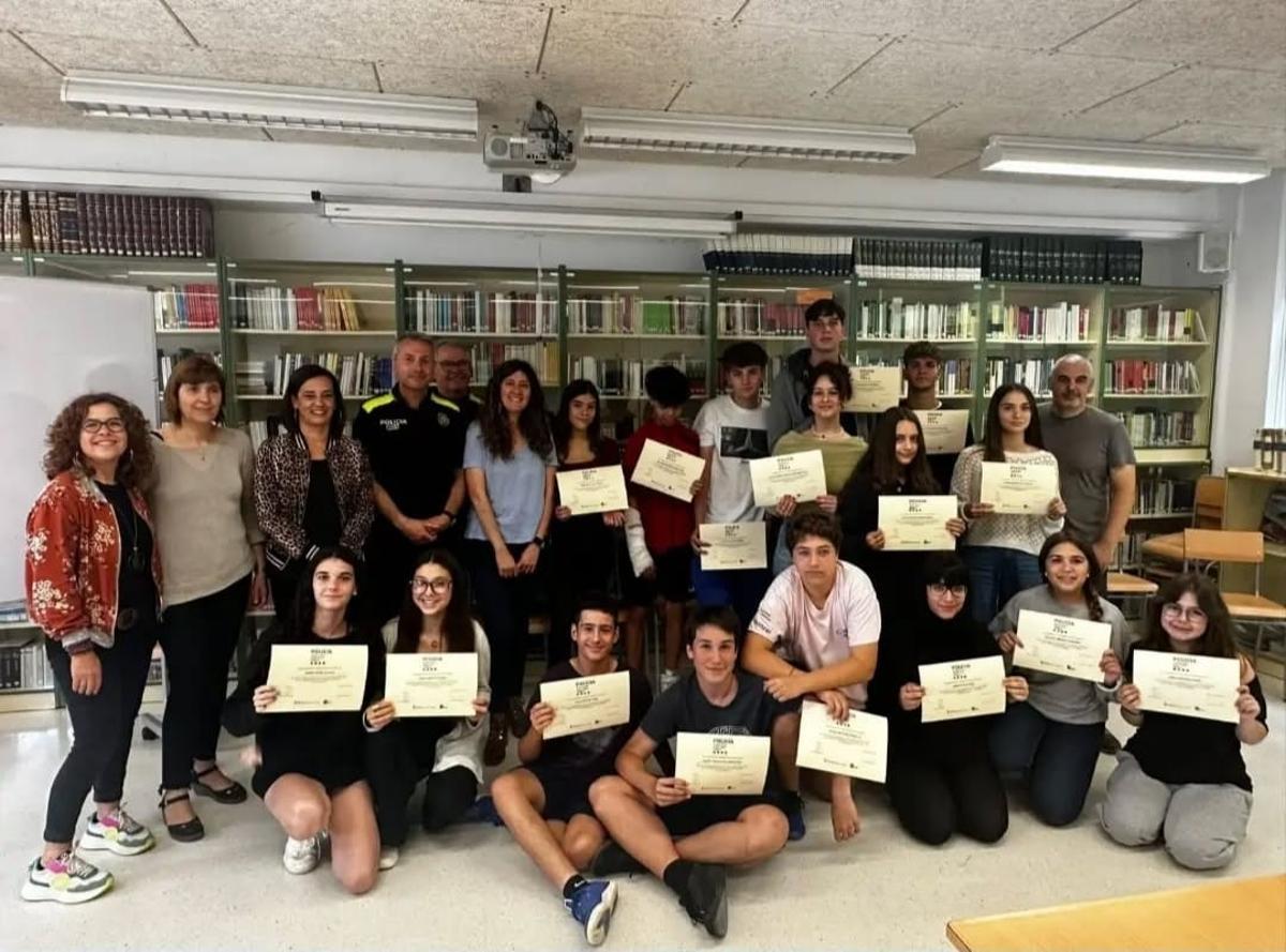 Atorgament de diplomes als alumnes que van ser nomenats mediadors per part de la Policia Local de Platja d'Aro.