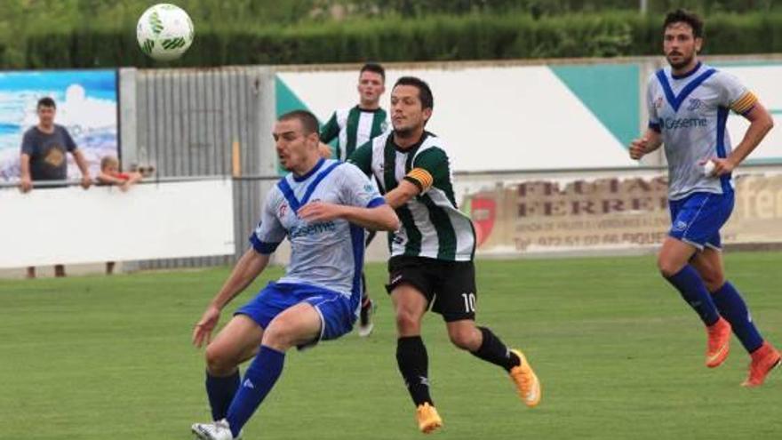 Coro, en una acció amb Rojas en el partit de la primera volta entre l&#039;Europa i el Peralada.