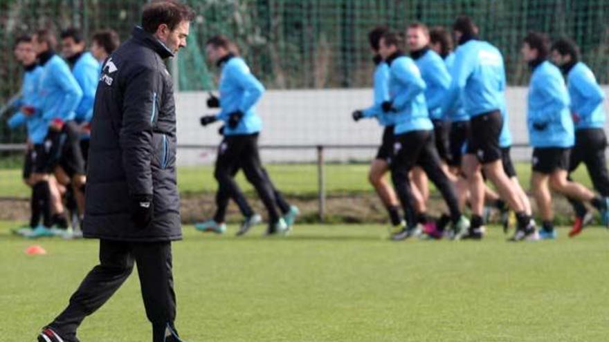 Abel Resino durante el entrenamiento de ayer en A Madroa