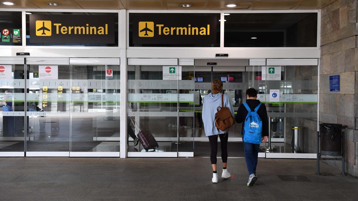 Pasajeros, a punto de acceder al aeropuerto de Alvedro.