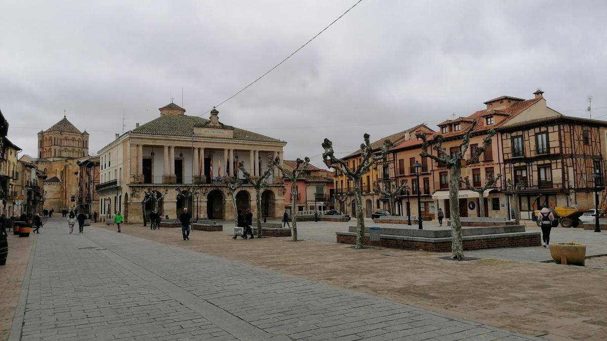 Vecinos pasean por la Plaza Mayor y el entorno del Ayuntamiento