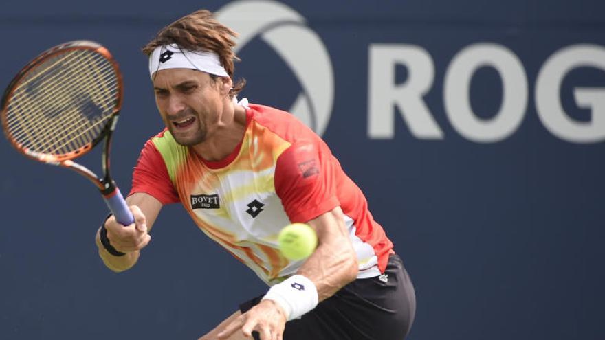 Ferrer golpea la pelota durante el partido.