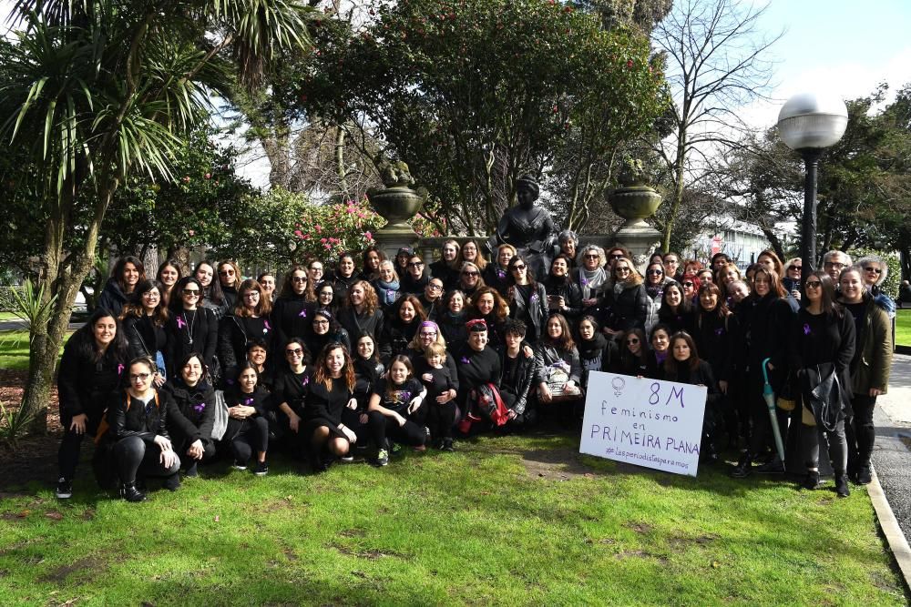 Las periodistas coruñesas se concentraron junto a la estatua de Emilia Pardo Bazán en los jardines de Méndez Núñez, donde leyeron un manifiesto para reivindicar la igualdad de oportunidades.