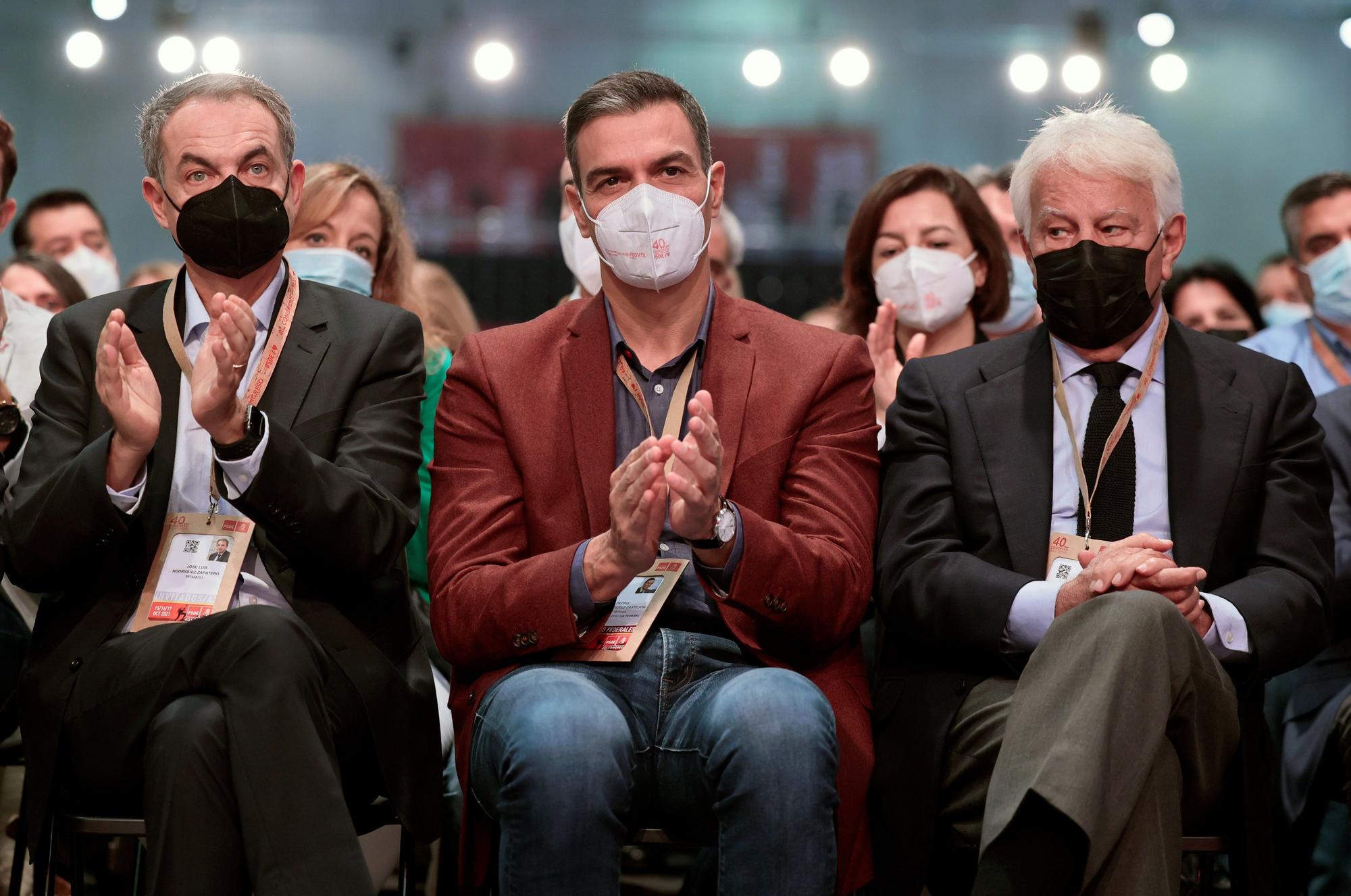 Pedro Sánchez, José Luis Rodríguez Zapatero (i) y Felipe González (d).