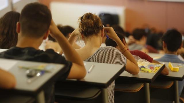 Estudiantes en un aula, durante un examen.