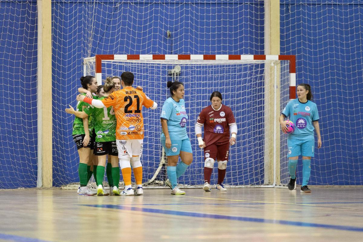 Las jugadoras visitantes celebran un gol