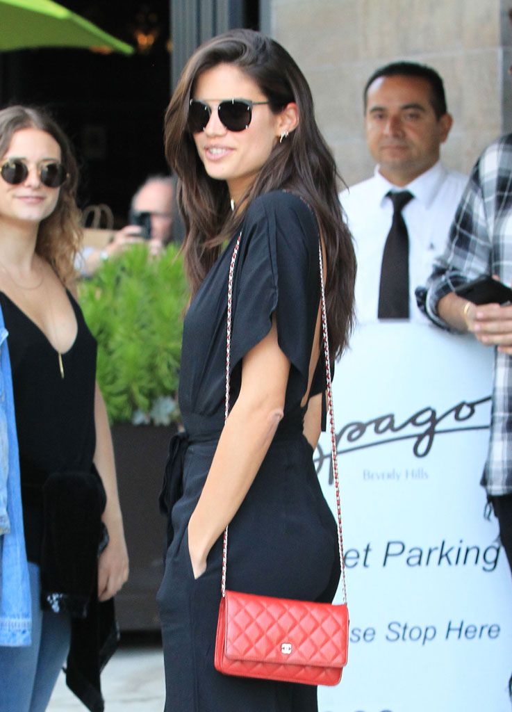 Sara Sampaio con bolso rojo de Chanel