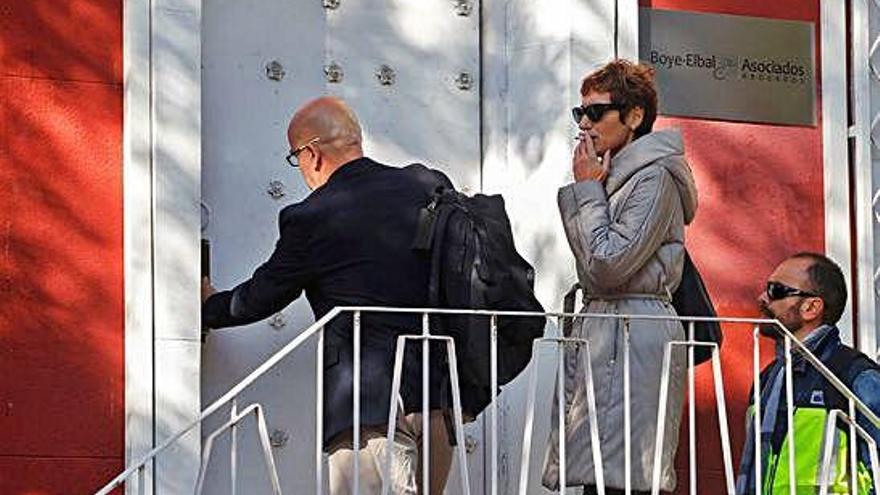 Boye, abriendo la puerta de su despacho para el registro.