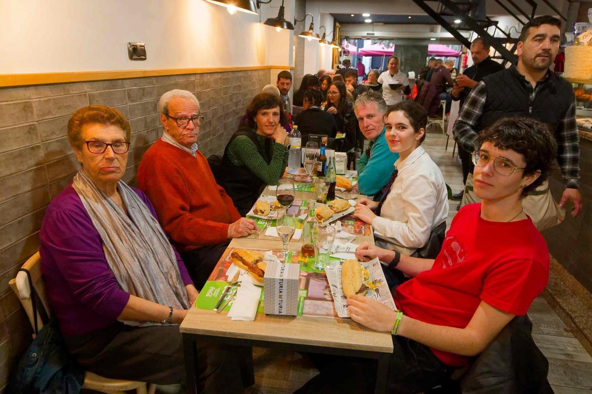 Galería de imágenes: Así se viven las primeras horas de la Magdalena: almuerzos, collas y mesón