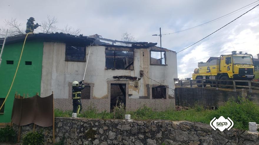 Un incendio calcina por completo un edificio de dos alturas en la localidad de Castiellu (Parres)